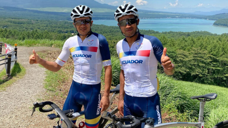 Richard Carapaz y Jhonatan Narváez durante el reconocimiento de la ruta de los Juegos Olímpicos de Tokio, el miércoles 21 de julio de 2021.