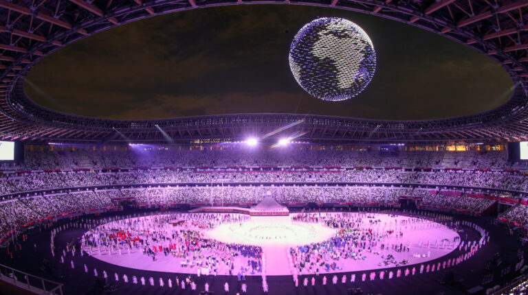 El globo terráqueo formado por drones, encima del Estadio Olímpico de Tokio, el 23 de julio de 2021.