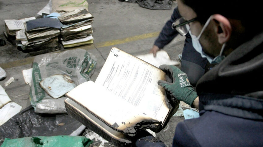 Personal de la Contraloría trabaja en la recuperación de documentos afectados en el incendio de octubre de 2019.