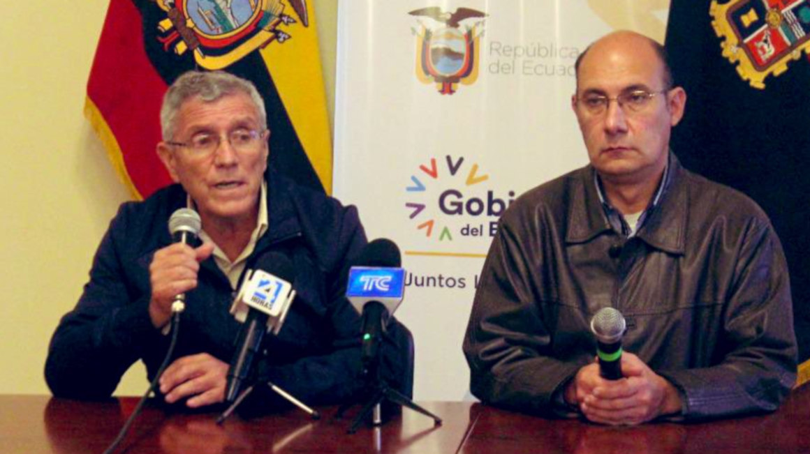 Fausto Cobo, titular del SNAI, junto a Oswaldo Coronel, gobernador de Cotopaxi, el 23 de julio de 2021.