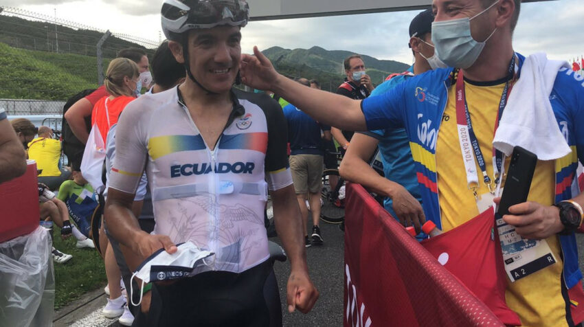 El pedalista carchense sonríe y saluda a la afición en Tokio.