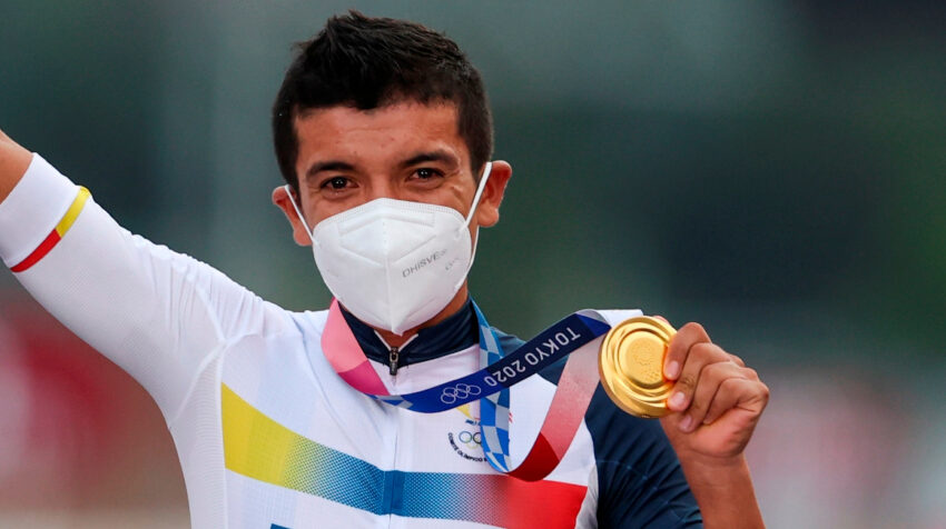 El ecuatoriano posa con la medalla de oro tras la prueba de ciclismo en ruta en los Juegos de Tokio.