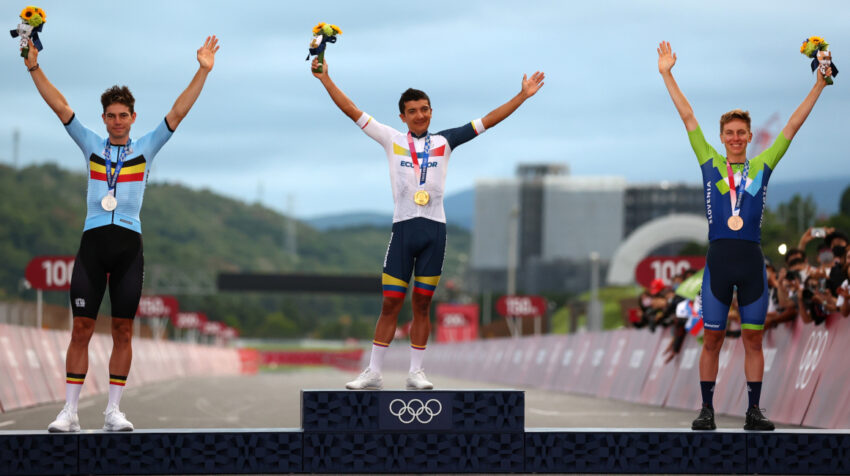 Wout Van Aert (plata), Richard Carapaz (oro) y Tadej Pogacar (bronce) en el podio del ciclismo de ruta en los Juegos Olímpicos de Tokio, el sábado 24 de julio de 2021. 