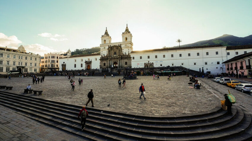 Vista panorámica de una de las plazas de Quito. 