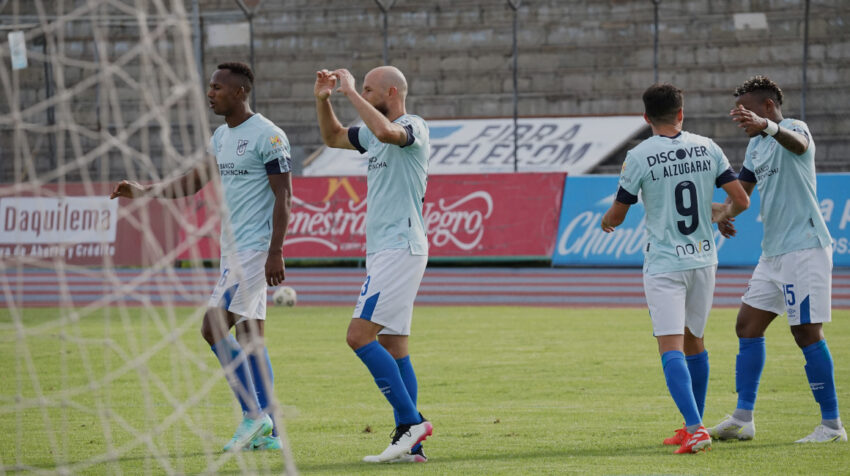 Los jugadores de Universidad Católica festejan uno de los goles de compromiso.