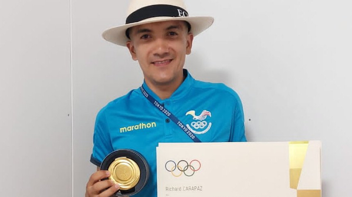 Richard Carapaz recibe el diploma y la caja de la Medalla de Oro Olímpica, tras su victoria en la prueba de ruta el sábado 24 de julio.