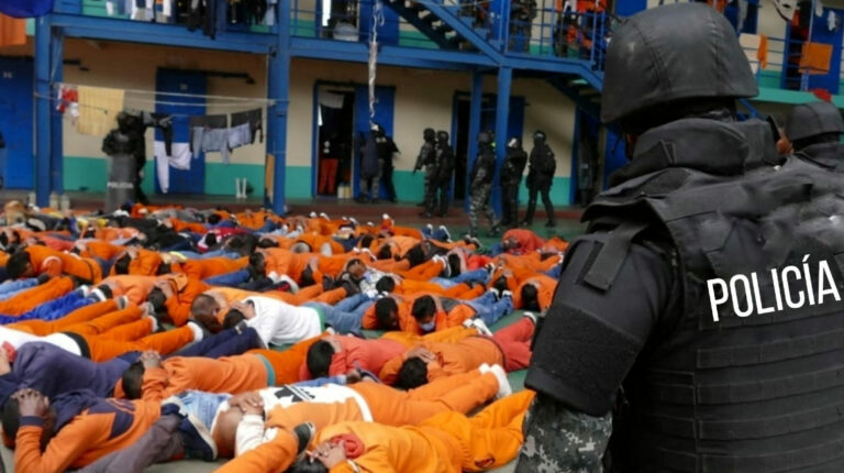 Operativo de conteo de presos en la Cárcel de Latacunga, luego del motín del 21 de julio de 2021.