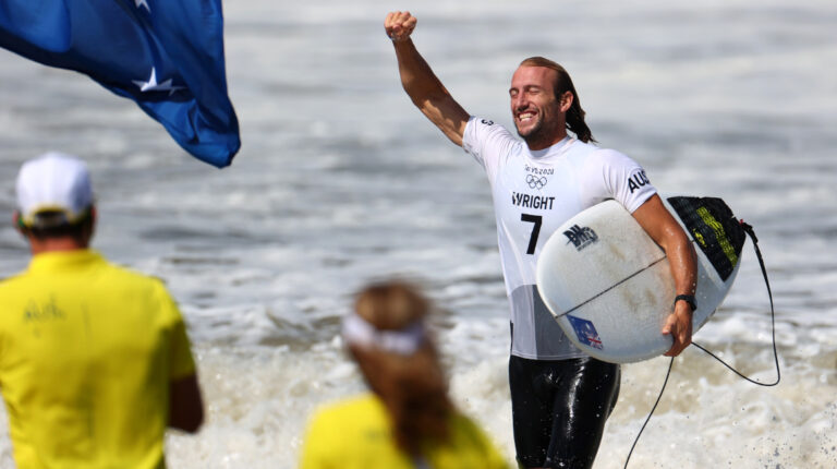 Foto del martes del australiano Owen Wright celebrando tras ganar la medalla de bronce en el surf de los Juegos de Tokio.