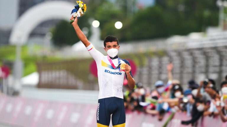 Richard Carapaz festeja la medalla olímpica en los Juegos de Tokio, el 24 de julio de 2021.
