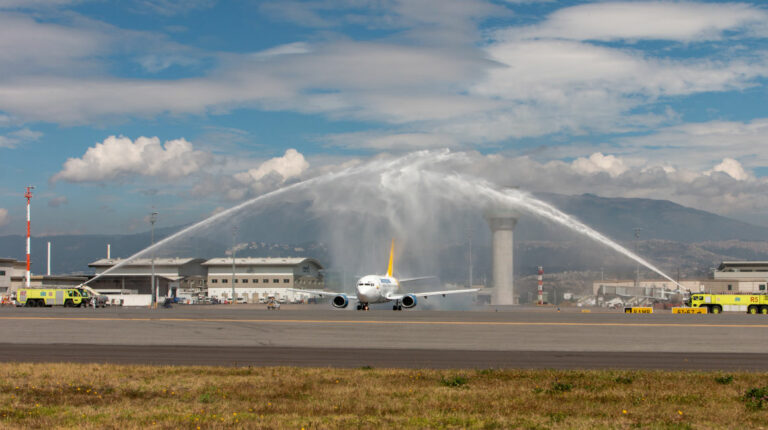 Aeroregional inaugura nueva ruta entre Quito, Guayaquil y Galápagos