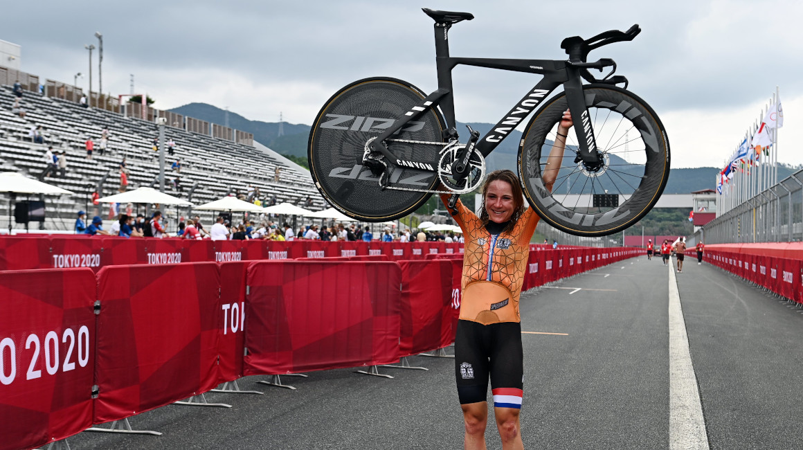 Annemiek van Vleuten levanta su bicicleta tras ganar la medalla olímpica de oro en el ciclismo de ruta femenino.