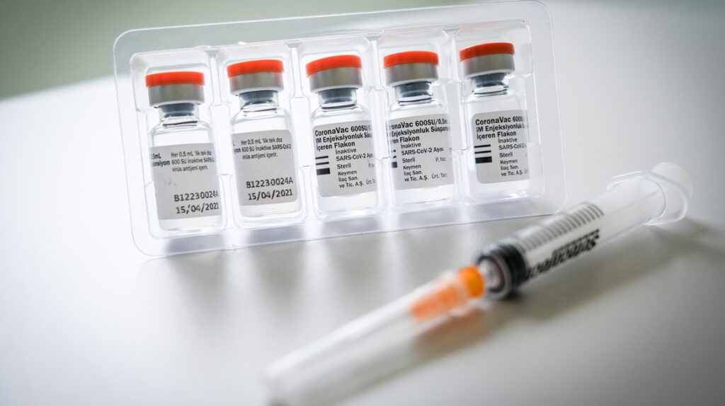 Tercera dosis de Sinovac eleva inmunidad, según estudio preliminar