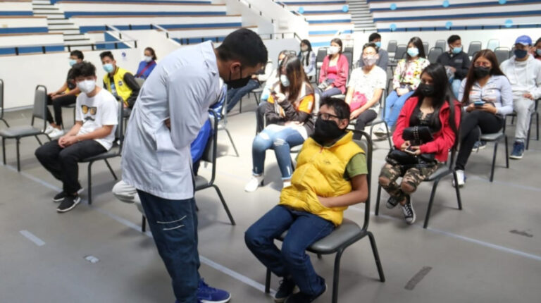 Seis puntos habilitados para vacunar a adolescentes mayores de 16 años, en Quito