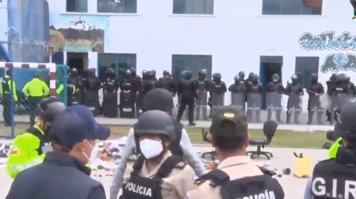 La Policía puso en el patio de la cárcel de Latacunga el inmueble dañado en el motín del 21 de julio de 2021.