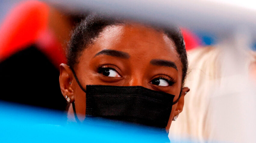 Simone Biles observó la final de gimnasia artística por equipos desde el graderío, el 29 de julio de 2021.