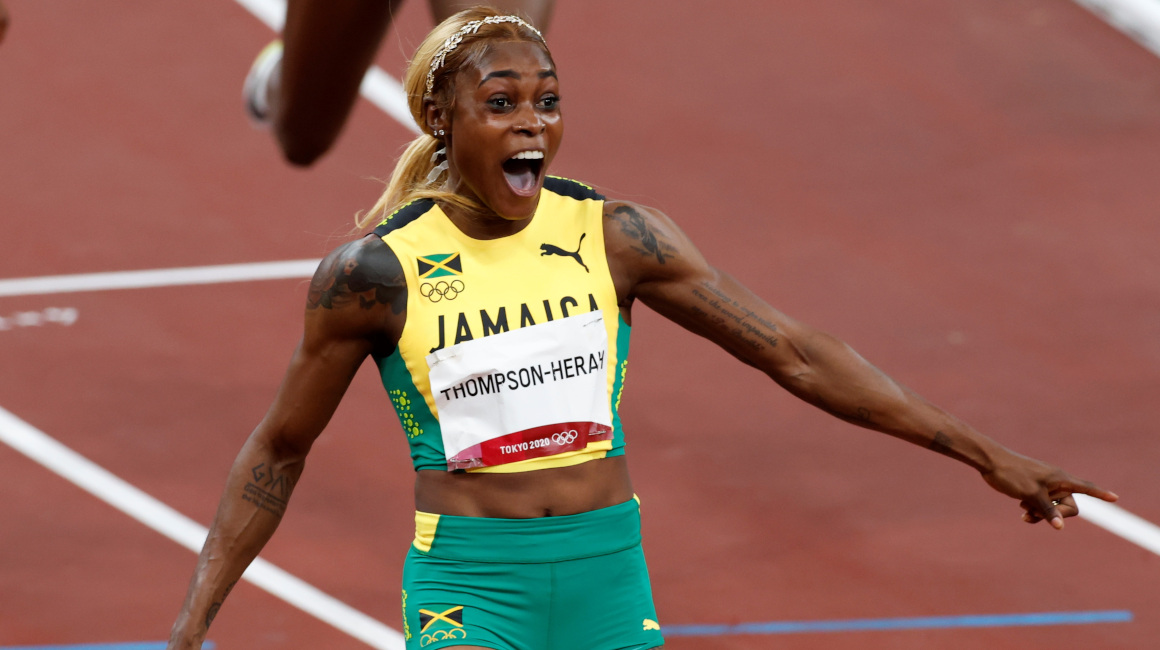 La jamaicana Elaine Thompson-Herah festeja tras ganar el oro en los 100 metros planos en Tokio, el 31 de julio de 2021.