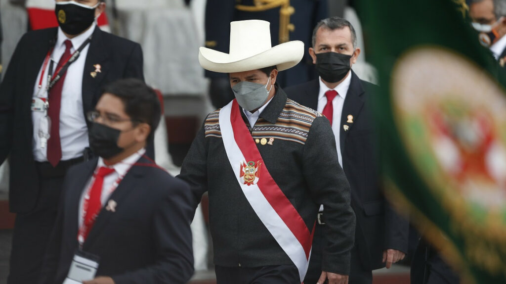 Presidente de Perú acepta renuncia de su ministro de Interior en medio de ola de protestas