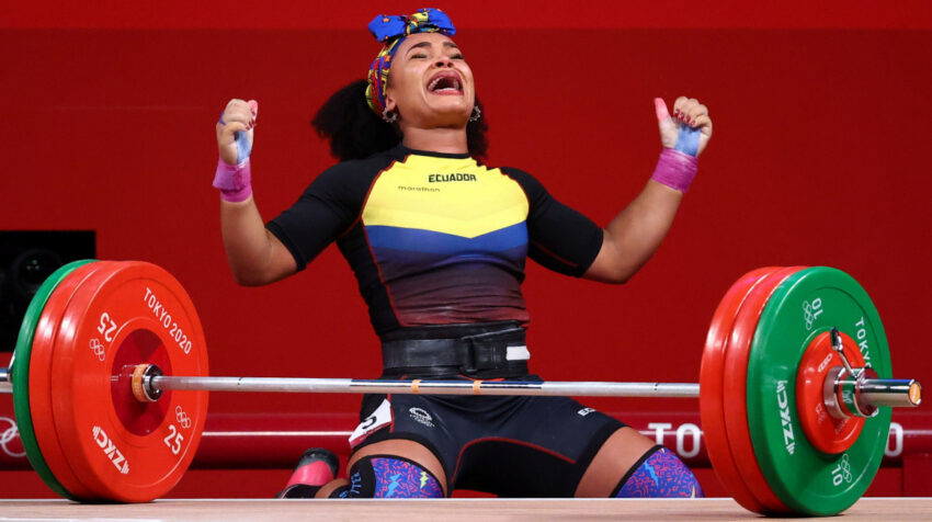 Neisi Dajomes festeja su levantamiento de 145 kilogramos en los Juegos de Tokio, el 1 de agosto de 2021.