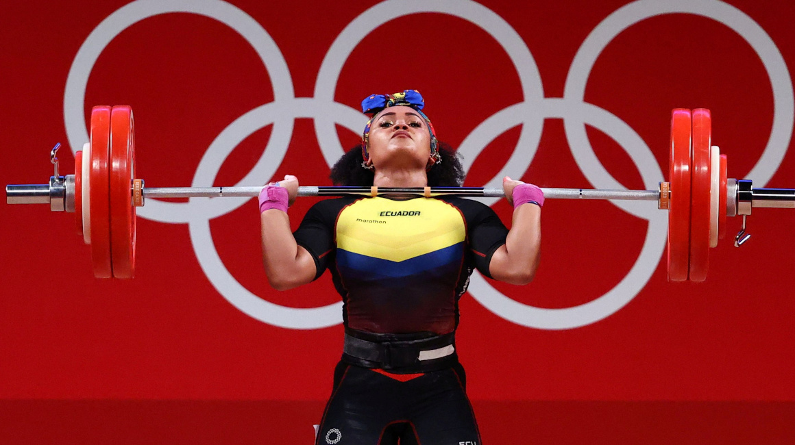 Neisi Dajomes en acción en la modalidad envión, en los Juegos Olímpicos de Tokio, el 1 de agosto de 2021.