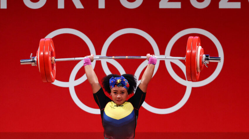 Neisi Dajomes completa un levantamiento en los Juegos Olímpicos 2021, el 1 de agosto.