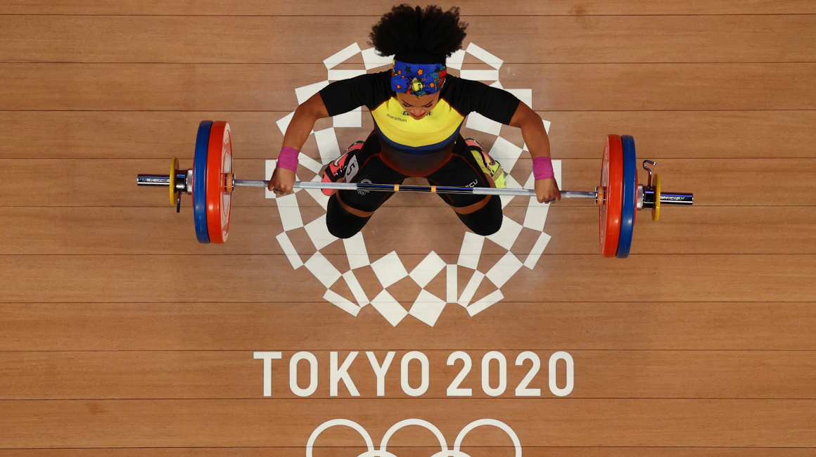 La halterista ecuatoriana en competencia en los Juegos de Tokio, el domingo 1 de agosto de 2021.