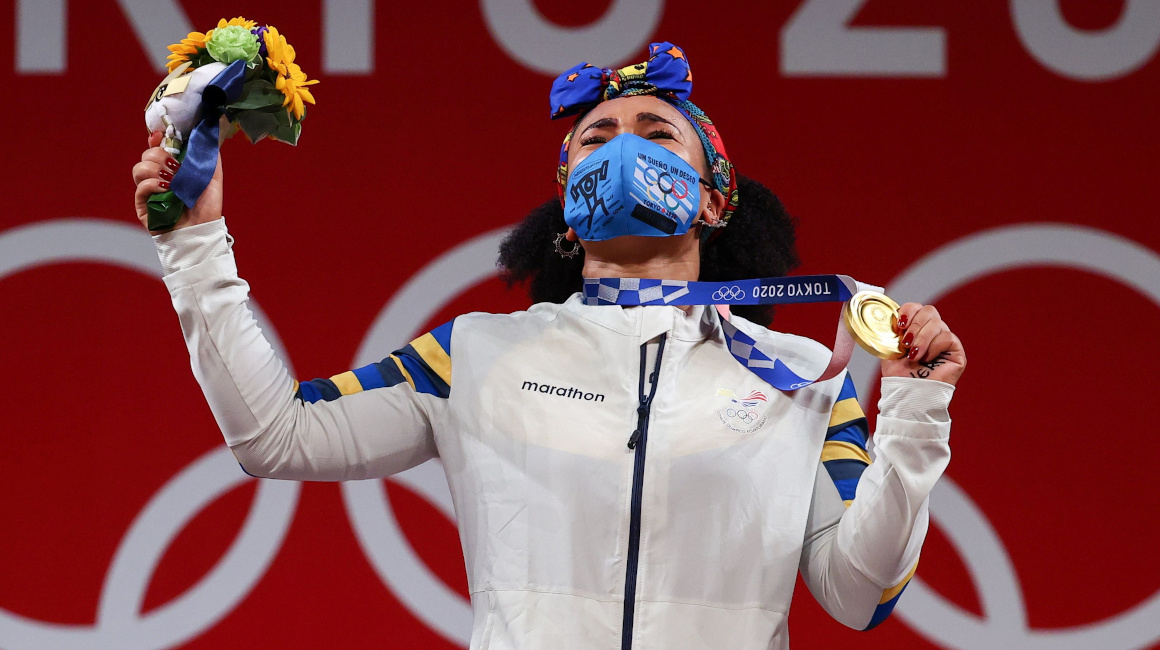 Neisi Dajomes llora al recibir la medalla de oro en los Juegos de Tokio, el 1 de agosto de 2021.