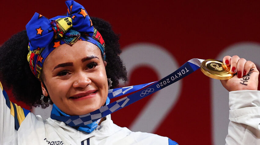 Neisi Dajomes posa con su medalla de oro conseguida en Tokio 2021, el 1 de agosto.