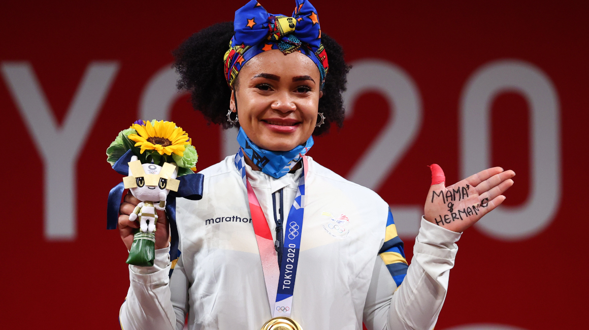 Neisi Dajomes celebra su victoria en levantamiento de pesas en los Juegos Olímpicos de Tokio, el 1 de agosto de 2021.