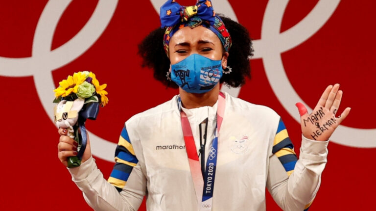 La ecuatoriana Neisi Dajomes dedica su medalla olímpica a su mamá y a su hermano, que fallecieron en 2019 y 2018.