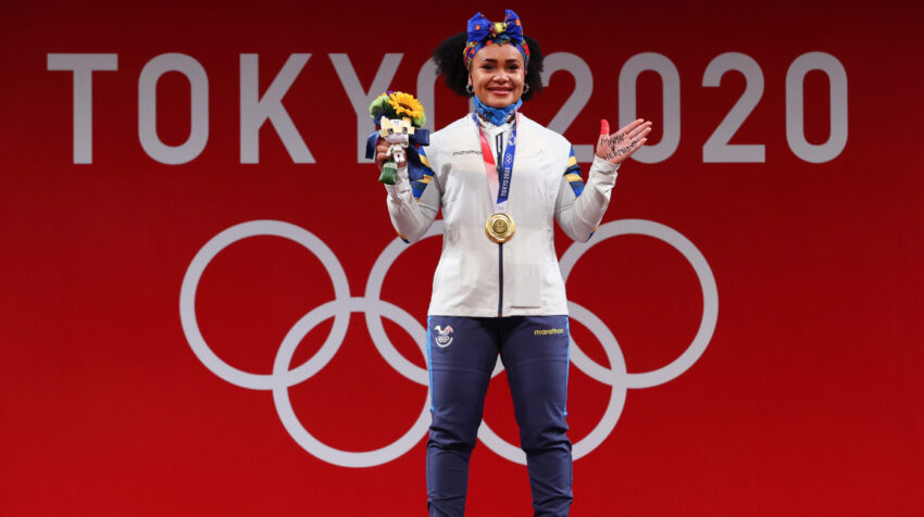 Neisi Dajomes festeja con su medalla de oro el triunfo en los Juegos Olímpicos de Tokio, el 1 de agosto de 2021.