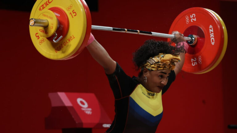 Tamara Salazar levanta 113 kilos en el arranque y va por la medalla