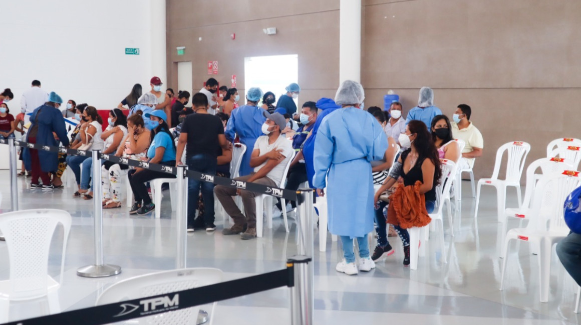 La Terminal Portuaria de Manta habilitó un vacunatorio como parte del apoyo al plan de vacunación 9/100 del Gobierno.