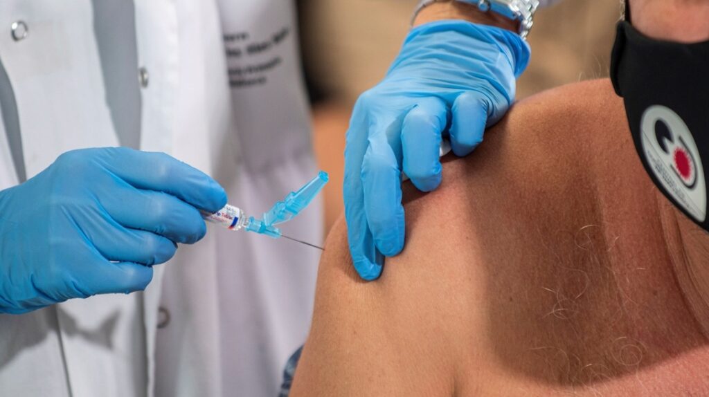 Vacuna contra la gripe protege contra Covid severo, dice estudio global