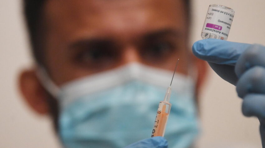 Un sanitario prepara una dosis de la vacuna anticovid-19 en un centro de salud de Londres. 