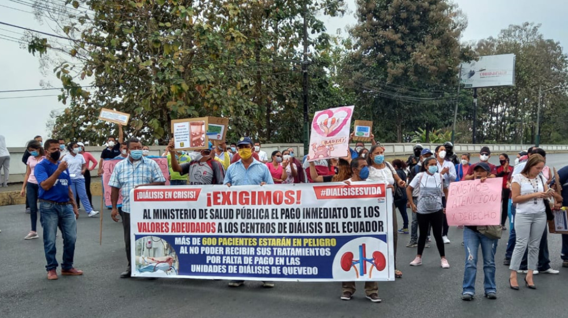 Dueños de centros de diálisis, pacientes renales y sus familiares protestan en Quevedo, Los Ríos.