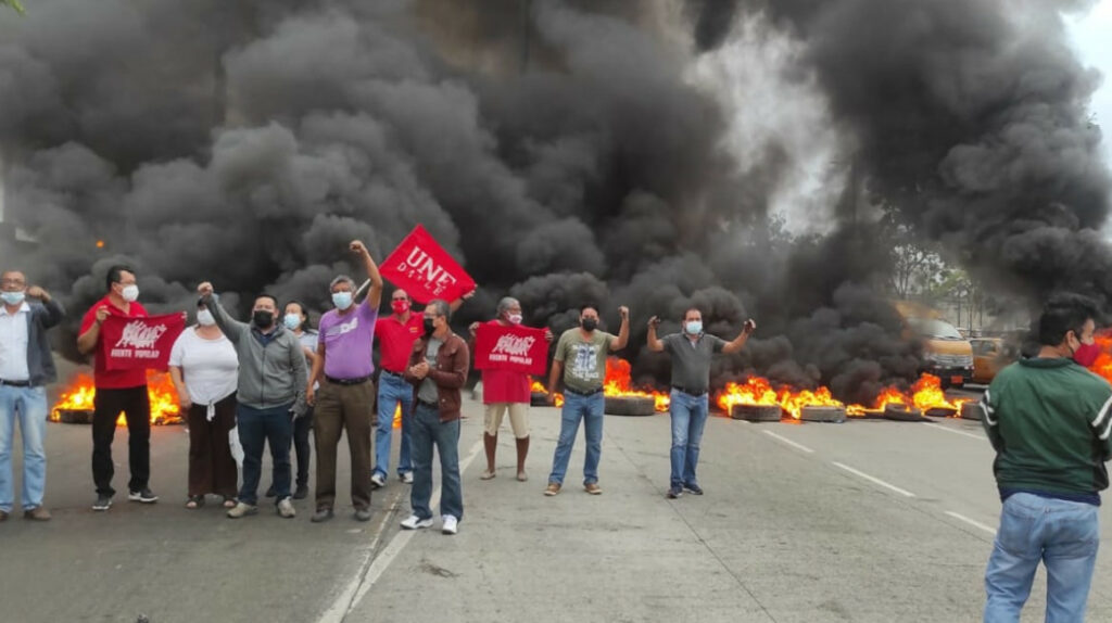 UNE vuelve a bloquear uno de los accesos viales de Guayaquil