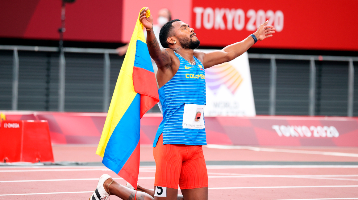 Anthony Zambrano, celebrando su medalla de plata en los 400 metros en los Juegos de Tokio, el 5 de agosto de 2021.