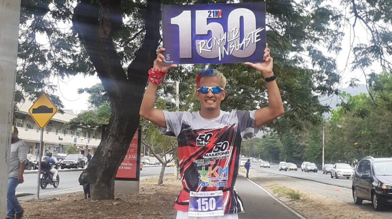 Ronald Insuaste, después de completar las 150 medias maratones consecutivas, en Guayaquil, el 3 de agosto de 2021.