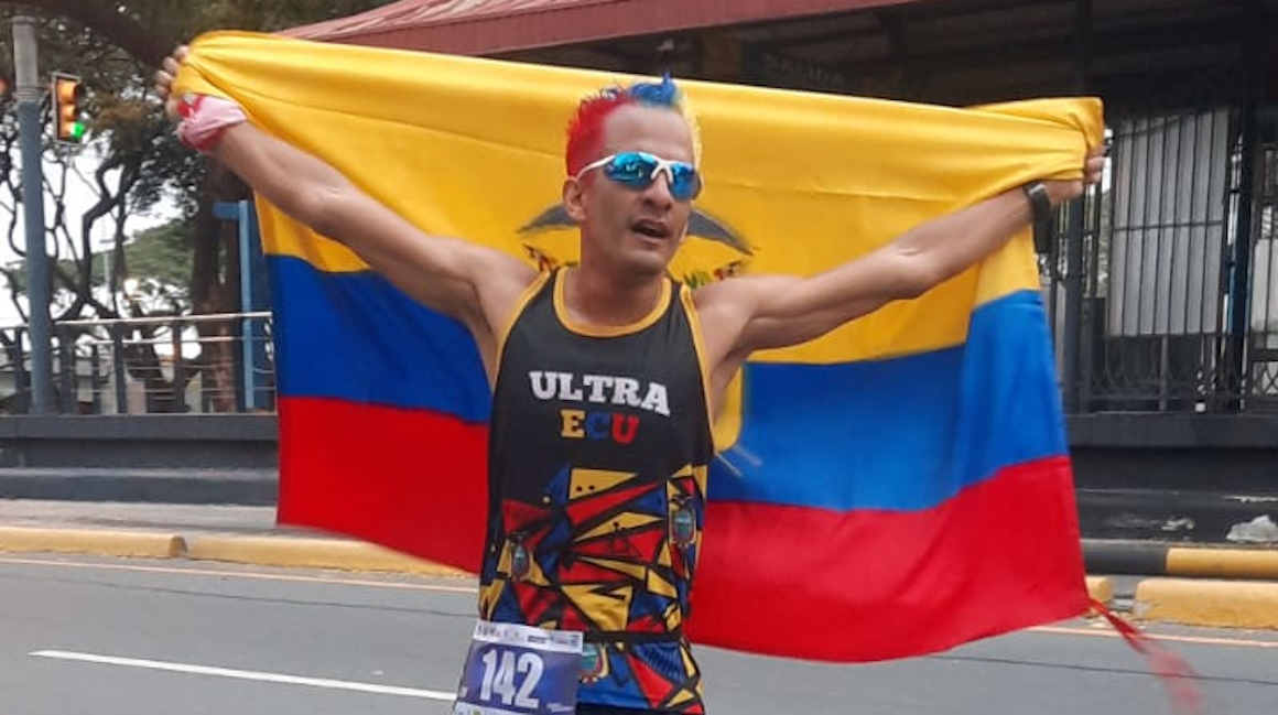 Ronald Insuaste, durante su media maratón 142, en Guayaquil, el 26 de julio de 2021. 