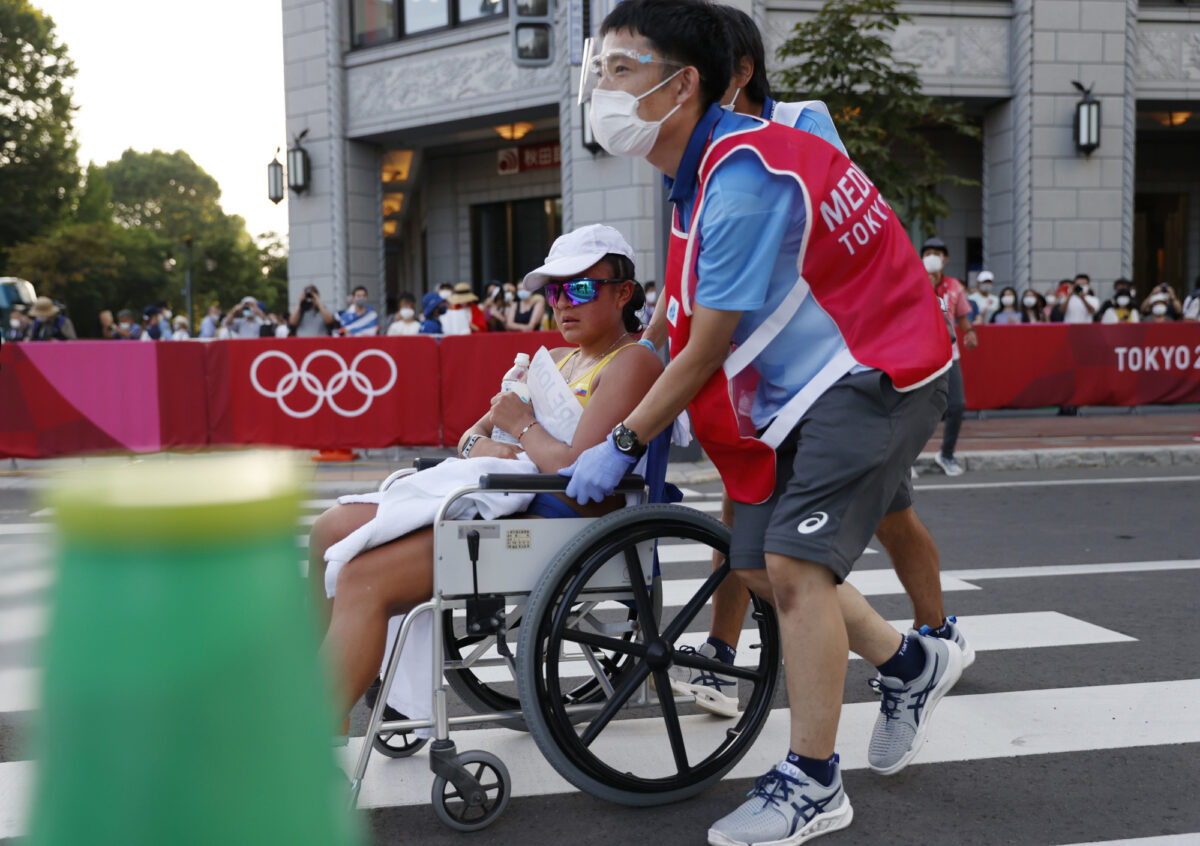 Glenda Morejón es retirada en silla de ruedas, después de abandonar la prueba de los 20 kilómetros marcha, en los Juegos Olímpicos de Tokio, el viernes 6 de agosto de 2021.