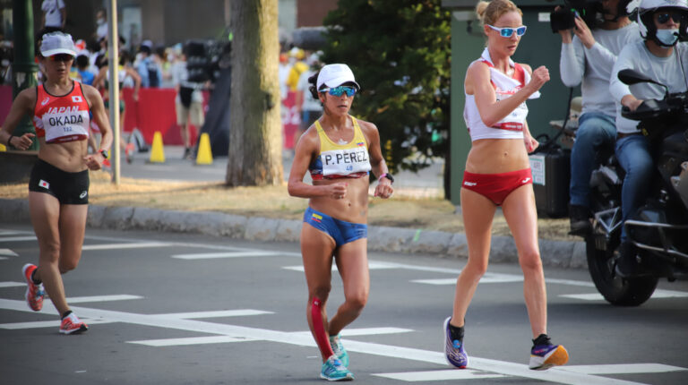 La cuencana Paola Pérez durante la prueba de los 20 kilómetros marcha, en los Juegos Olímpicos de Tokio, el viernes 6 de agosto de 2021.