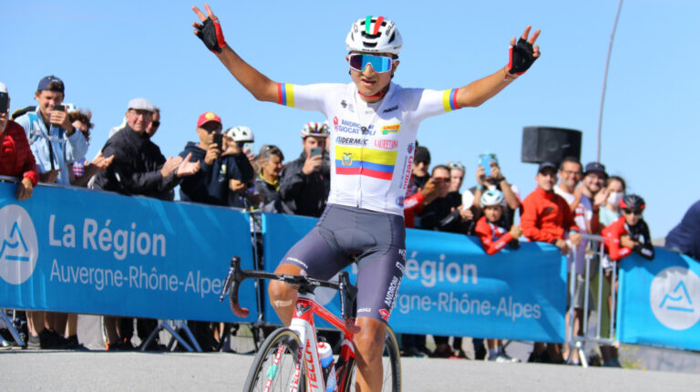 Alexander Cepeda cruza la meta y se lleva la Etapa 2 del Tour de Savoie, en Francia, el 6 de agosto de 2021.