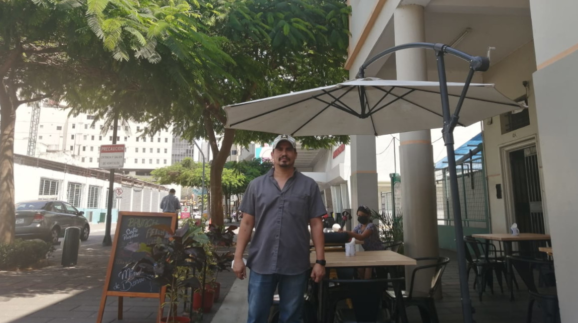Fausto Rendón tiene un restaurante en la calle Panamá. 