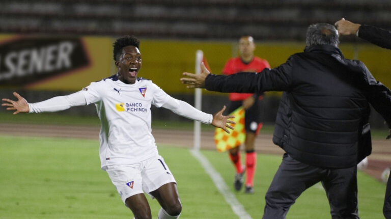 Djorkaeff Reasco festeja con el entrenador Pablo Marini el gol de Liga de Quito ante Universidad Católica, el sábado 7 de agosto de 2021, por la tercera fecha de la segunda etapa de la LigaPro.