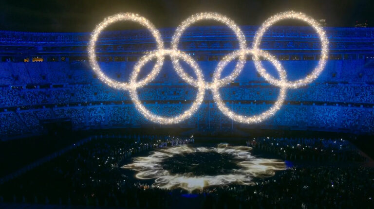 Partículas de luz formaron los anillos olímpicos durante la ceremonia de Clausura de Tokio el 8 de agosto de 2021.