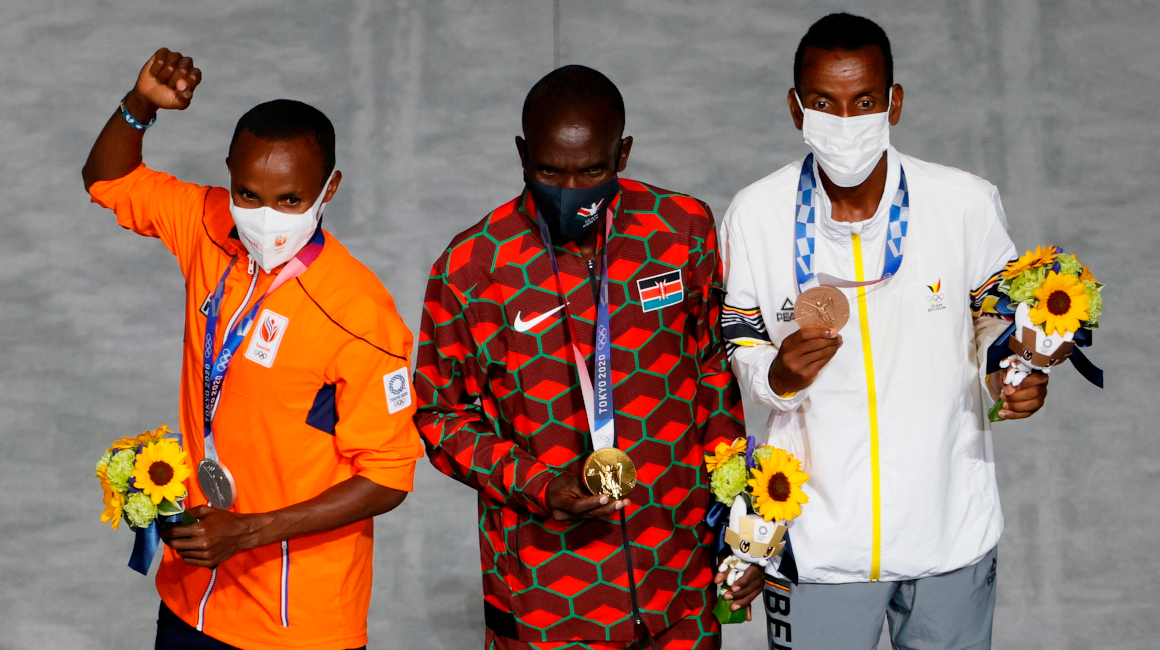 Los ganadores de la maratón masculina recibieron sus medallas durante la ceremonia de Clausura. 
