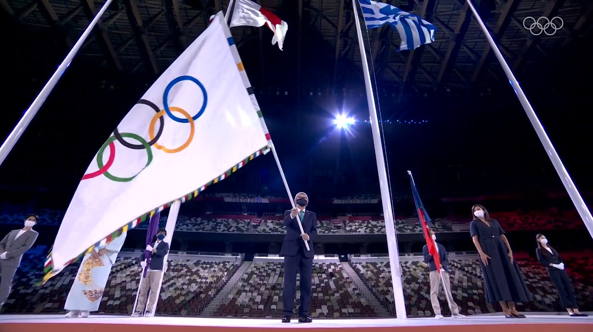 Thomas Bach ondea la bandera olímpica en la ceremonia de Clausura. 