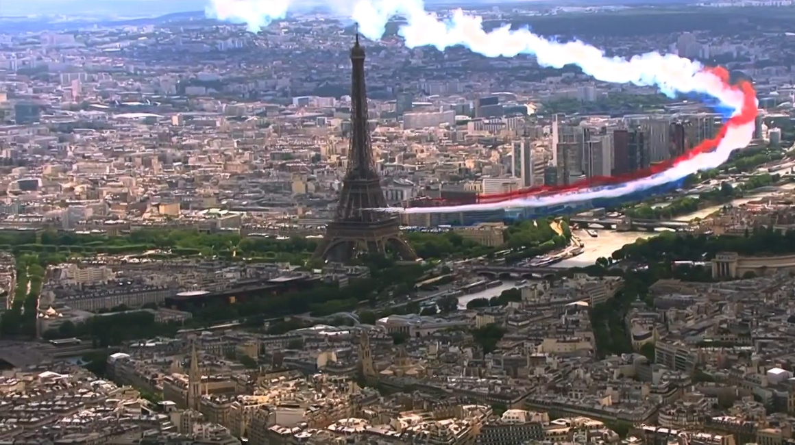Aviones pintan la bandera francesa en el cielo de París. 