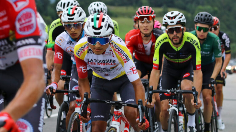 Alexander Cepeda con la camiseta amarilla de líder del Tour de Savoie, el sábado 7 de agosto de 2021.