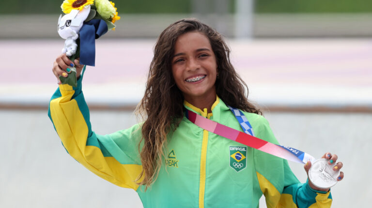 Rayssa Leal de Brasil posa con la medalla de plata durante la ceremonia de premiación del street femenino de skateboarding en los Juegos Olímpicos 2020, el 26 de julio de 2021 en el Urban Sports Park de Ariake en Tokio (Japón).